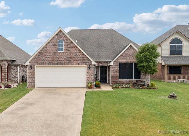 Property at 9617 N 101st EastAvenue, Owasso, OK 74055, 3 beds, 2 baths