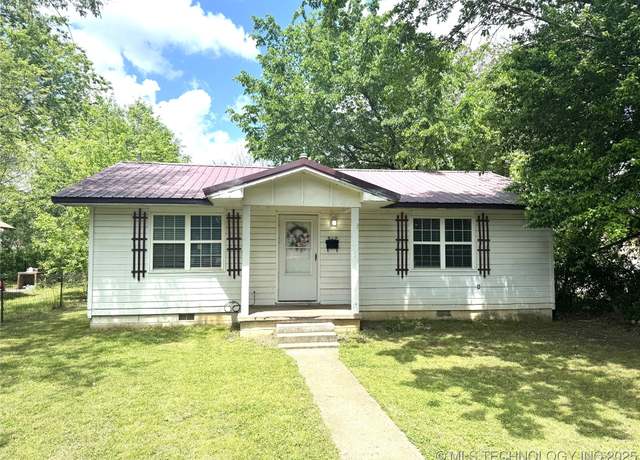 Property at 317 W Cedar St, Stilwell, OK 74960, 2 beds, 1 bath