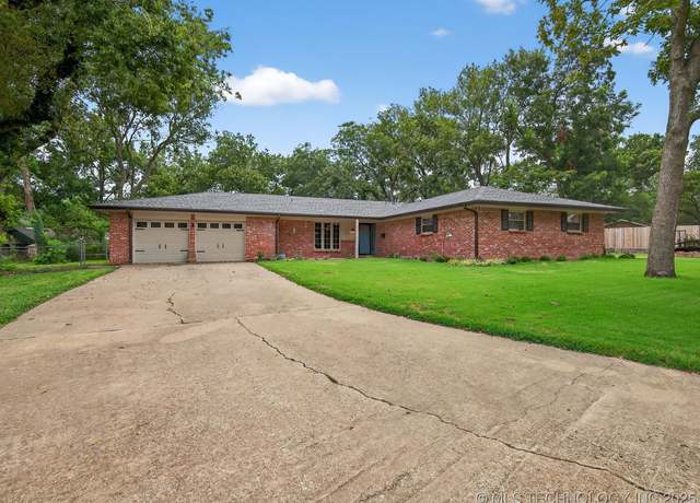 Property at 2500 Evergreen Dr, Bartlesville, OK 74006, 4 beds, 2.5 baths