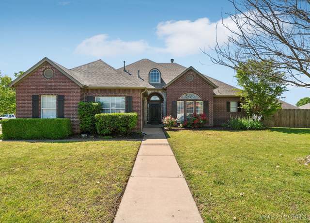 Property at 13816 E 89th St, Owasso, OK 74055, 3 beds, 2.5 baths