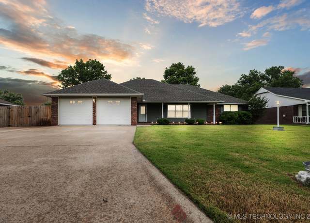 Property at 617 Ridgewood Dr, Pryor, OK 74361, 3 beds, 2 baths