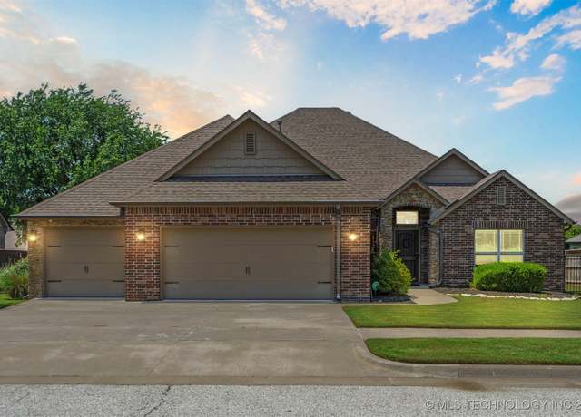Property at 518 N 83rd Pl, Broken Arrow, OK 74014, 4 beds, 2 baths