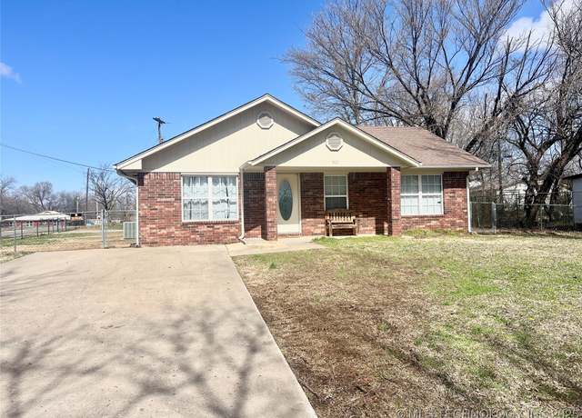 Property at 921 W Spaulding St, Checotah, OK 74426, 4 beds, 2 baths