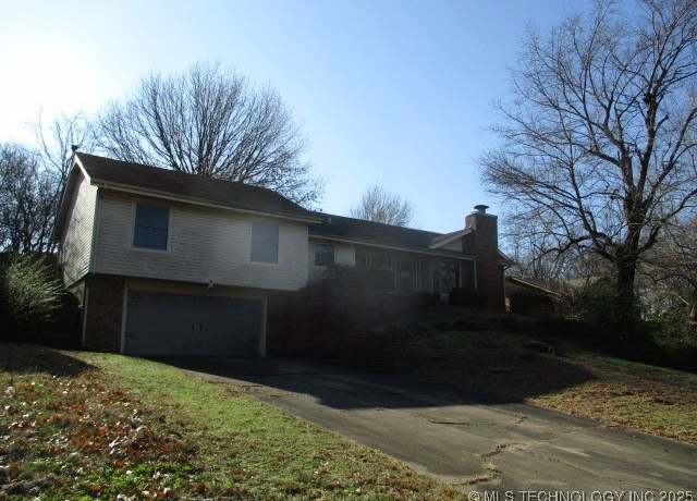 Property at 2009 Tanglewood Ln, Muskogee, OK 74403, 3 beds, 2 baths