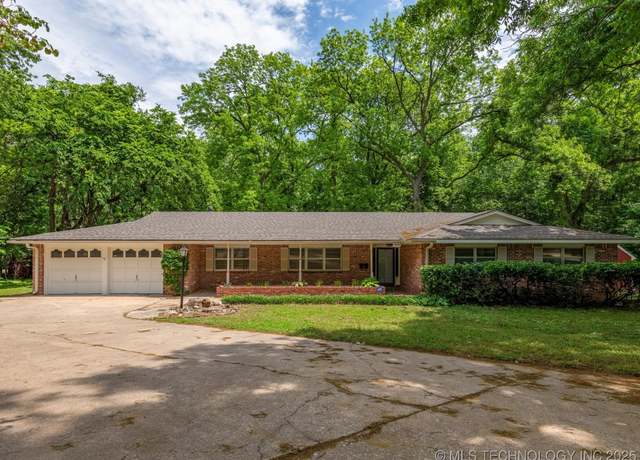Property at 938 Briarwood Dr, Bartlesville, OK 74006, 4 beds, 2.5 baths