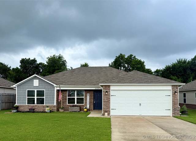 Property at 2829 E Quincy St, Broken Arrow, OK 74014, 3 beds, 2 baths