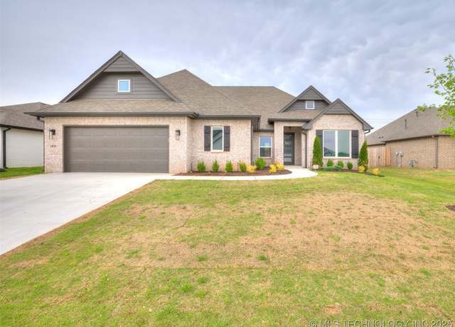 Property at 2919 S 8th St, Broken Arrow, OK 74012, 3 beds, 2 baths