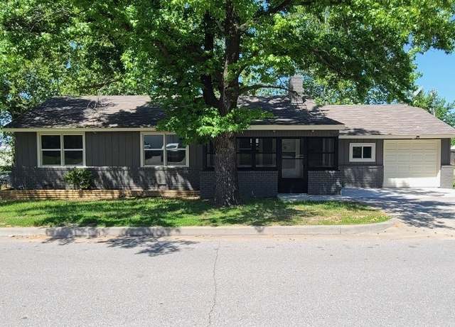 Property at 700 S Apple St, Sapulpa, OK 74066, 3 beds, 1.5 baths