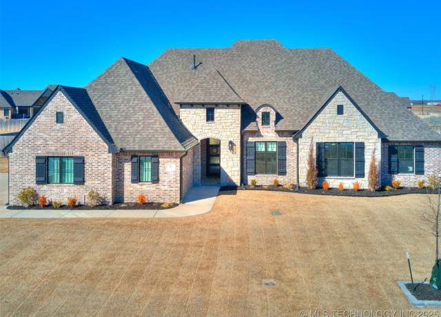 Property at 25 W 166th Pl S, Glenpool, OK 74033, 4 beds, 2.5 baths