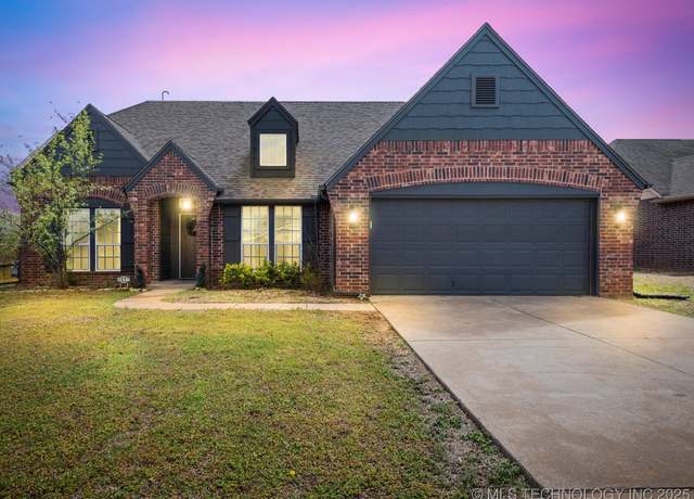 Property at 3017 Lincoln Rd, Bartlesville, OK 74006, 4 beds, 3 baths