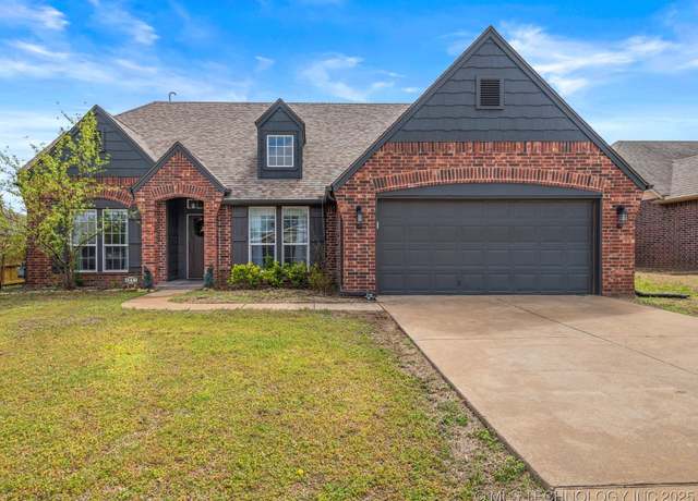 Property at 3017 Lincoln Rd, Bartlesville, OK 74006, 4 beds, 3 baths