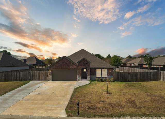 Property at 8327 Vintage Trace Dr, Claremore, OK 74019, 4 beds, 2 baths