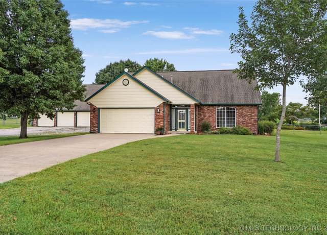 Property at 10672 E Canyon Oaks Ct, Claremore, OK 74017, 3 beds, 2.5 baths