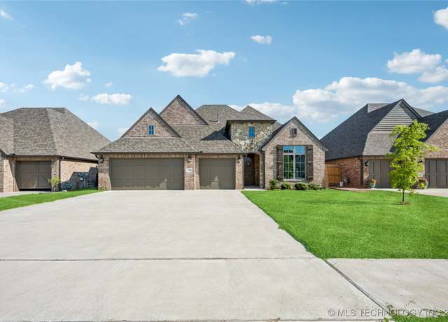 Property at 2520 E Northampton St, Broken Arrow, OK 74014, 3 beds, 2.5 baths