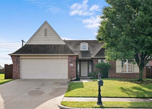 Property at 11907 S Redbud St, Jenks, OK 74037, 3 beds, 2 baths