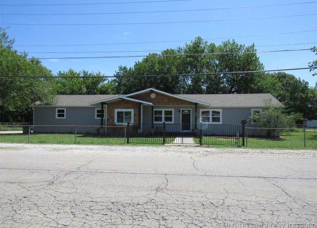 Property at 1001 S Broadway St, Skiatook, OK 74070, 4 beds, 2 baths