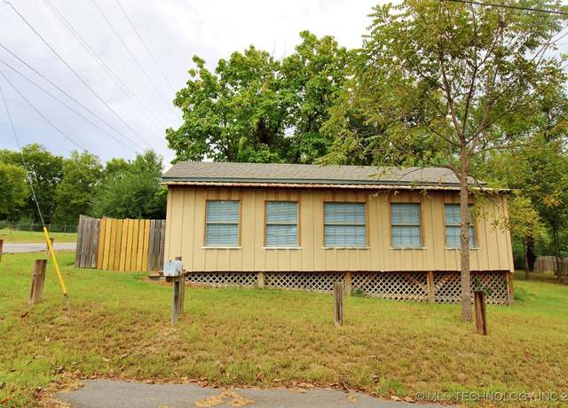 Property at 516 W Fox St, Tahlequah, OK 74464, 1 bed, 1 bath