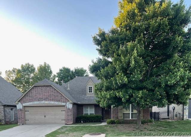Property at 1640 W Plymouth St, Broken Arrow, OK 74012, 3 beds, 2 baths