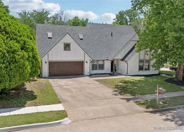 Property at 2233 W Boston St, Broken Arrow, OK 74012, 3 beds, 2.5 baths
