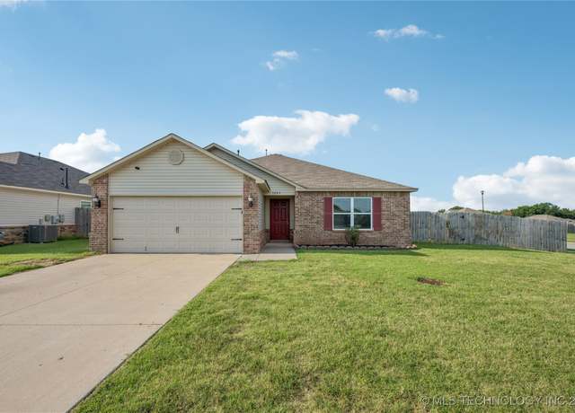 Property at 1203 E Quincy St, Broken Arrow, OK 74012, 3 beds, 2 baths