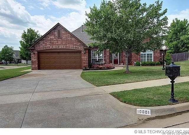 Property at 10001 E 95th St, Owasso, OK 74055, 3 beds, 2.5 baths