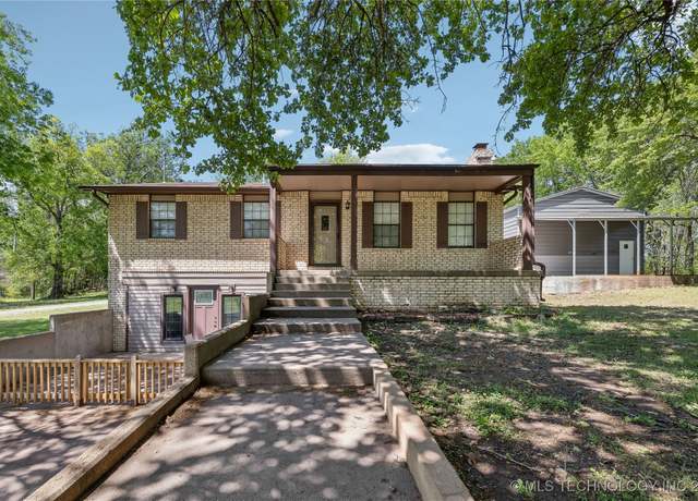 Property at 302 S Hwy 82, Locust Grove, OK 74352, 3 beds, 3 baths