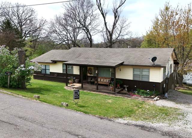 Property at 1804 S 3rd St, Stilwell, OK 74960, 4 beds, 1.5 baths