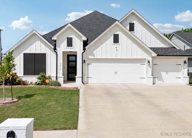 Property at 9218 N 141st EastAvenue, Owasso, OK 74055, 3 beds, 2 baths
