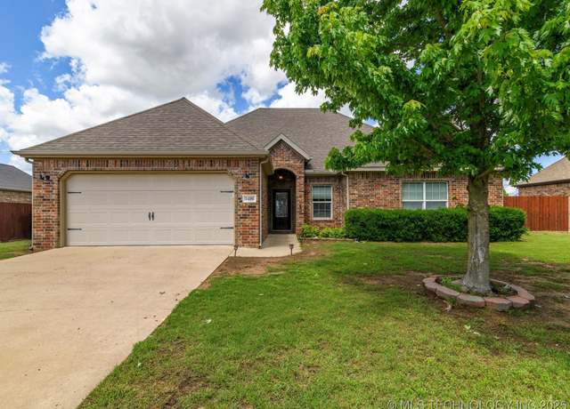 Property at 5406 Ashbrook Dr, Bartlesville, OK 74006, 3 beds, 2 baths