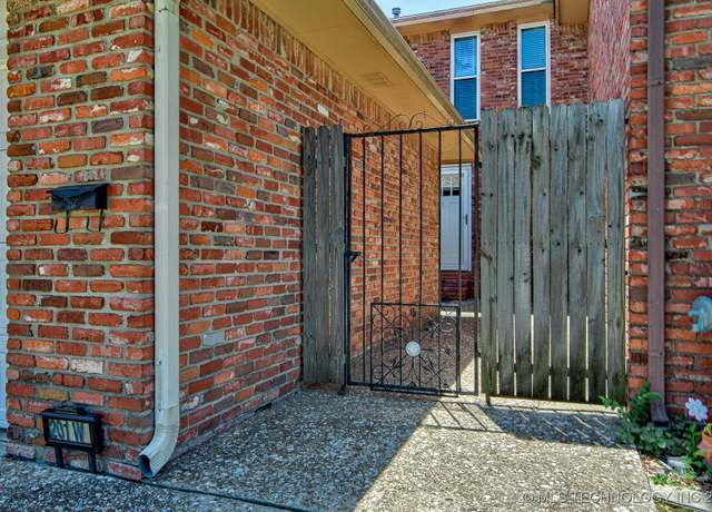 Property at 201 W 9 St, Bartlesville, OK 74003, 2 beds, 2.5 baths