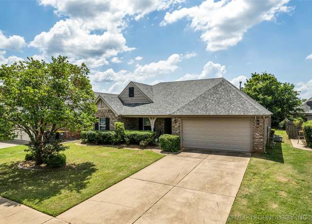 Property at 2106 W G St S, Jenks, OK 74037, 3 beds, 2 baths