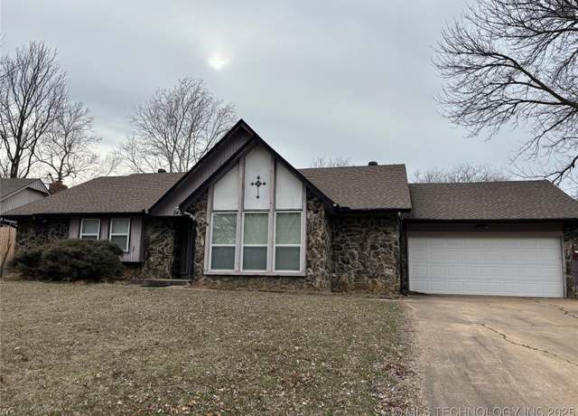 Property at 2419 Driftwood Dr, Claremore, OK 74017, 3 beds, 2 baths