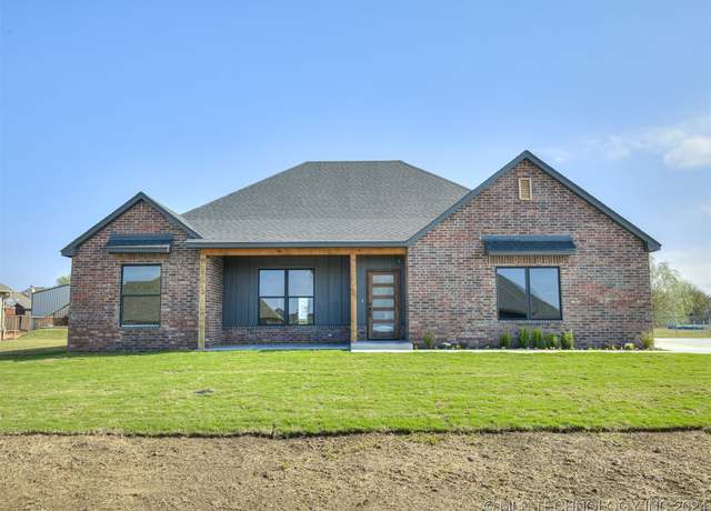 Property at 141 E 498 Cir, Pryor, OK 74361, 4 beds, 2 baths