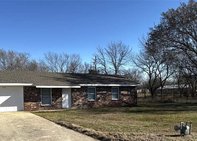 Property at 814 W Sequoyah St, Nowata, OK 74048, 3 beds, 2 baths