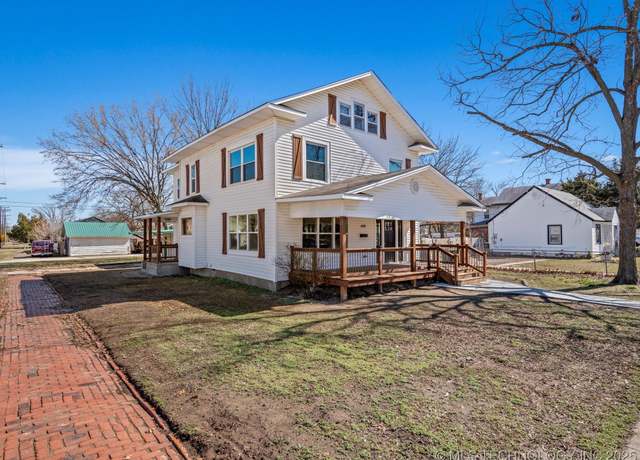 Property at 400 S Chickasaw Ave, Bartlesville, OK 74003, 3 beds, 2.5 baths