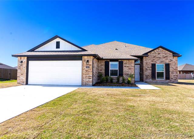 Property at 1404 E 149th Pl S, Glenpool, OK 74033, 4 beds, 2.5 baths