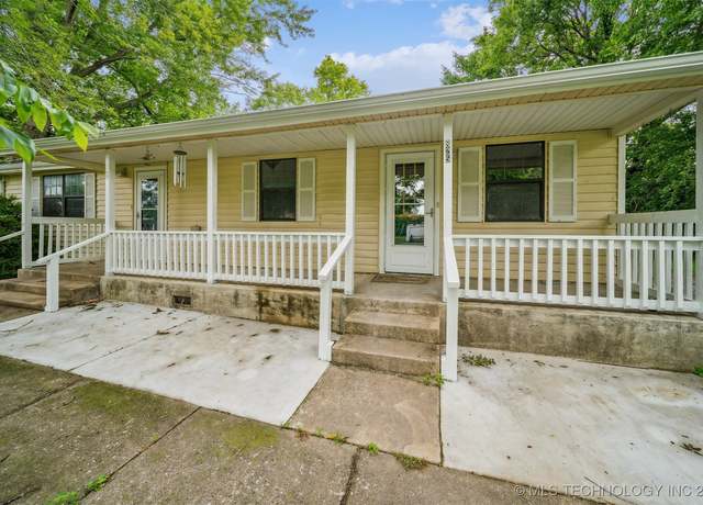 Property at 825 SE 22nd, Pryor, OK 74361, 3 beds, 2 baths