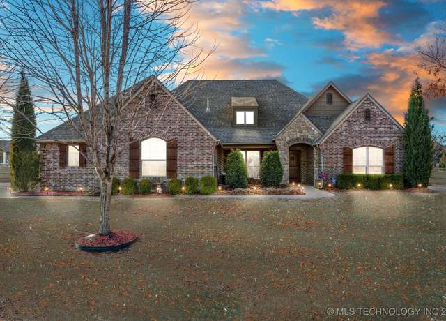 Property at 19440 E 69th St N, Owasso, OK 74055, 4 beds, 2.5 baths