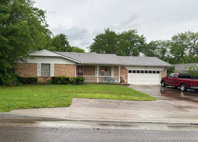 Property at 1301 S Broadway Ave, Ada, OK 74820, 3 beds, 2 baths