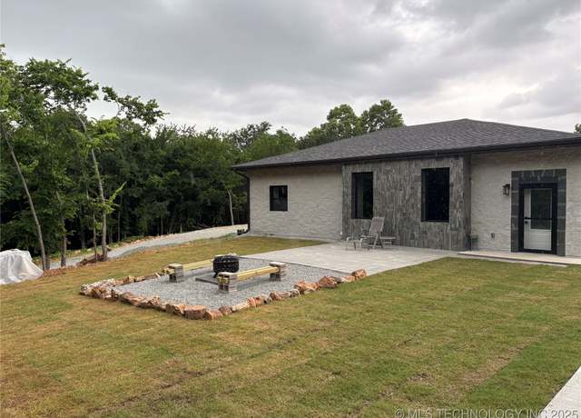 Property at 1616 Battle Dr, Grove, OK 74344, 3 beds, 2 baths