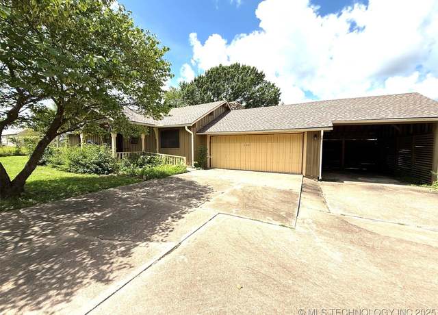 Property at 1001 S B St, Henryetta, OK 74437, 2 beds, 3 baths