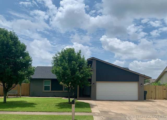 Property at 11810 E 83rd St, Owasso, OK 74055, 3 beds, 2 baths