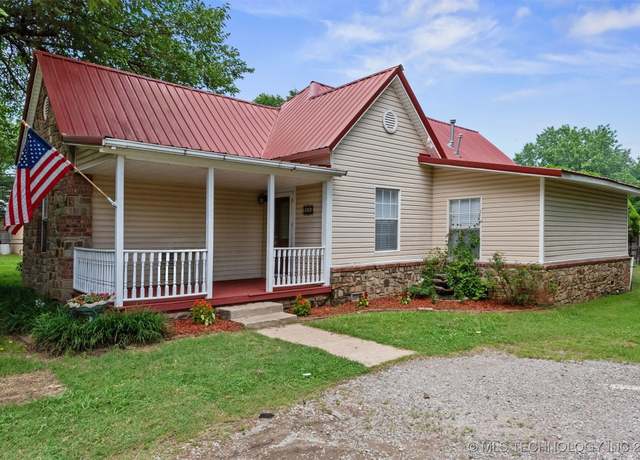 Property at 908 N Jefferson Ave, Wagoner, OK 74467, 3 beds, 2 baths