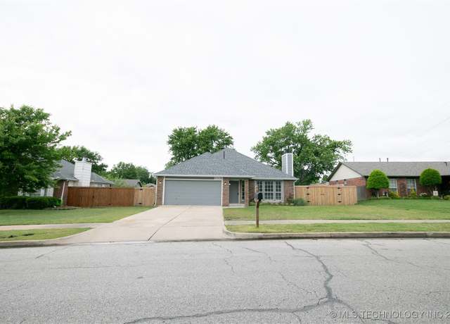Property at 1208 W Roanoke St, Broken Arrow, OK 74011, 4 beds, 3 baths
