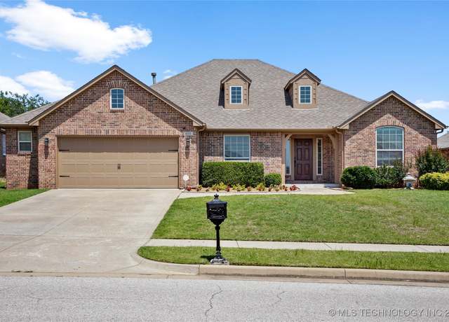 Property at 400 E Fargo St, Broken Arrow, OK 74012, 4 beds, 2 baths