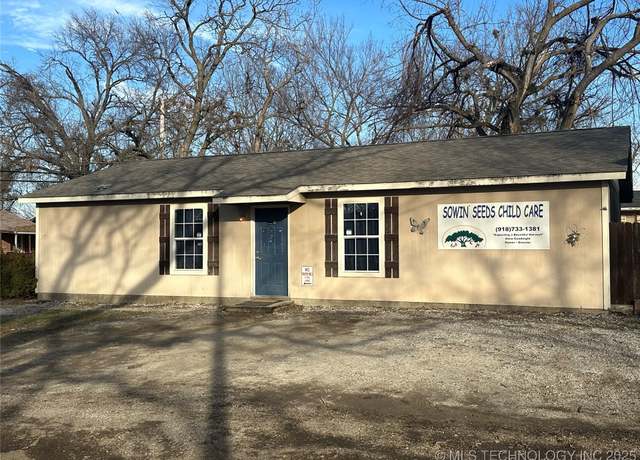 Property at 222 E Young St, Morris, OK 74445, 2 beds, 3 baths