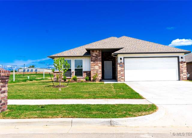 Property at 2510 W Center St, Collinsville, OK 74021, 3 beds, 2 baths