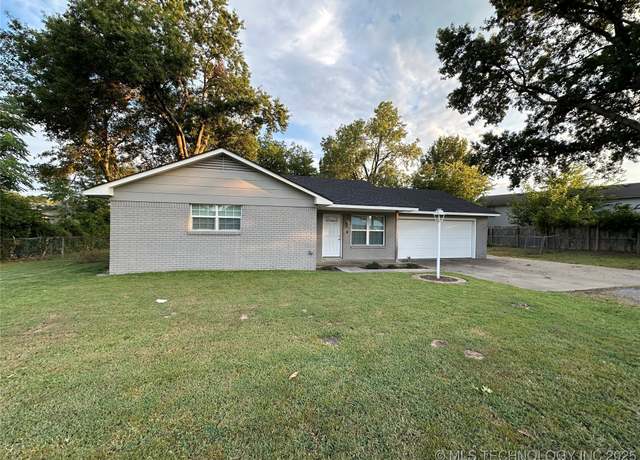 Property at 3549 E Okmulgee St, Muskogee, OK 74403, 3 beds, 2 baths
