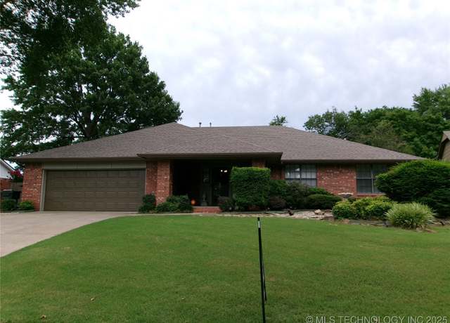 Property at 306 Phoenix Village Rd, Muskogee, OK 74403, 3 beds, 2 baths