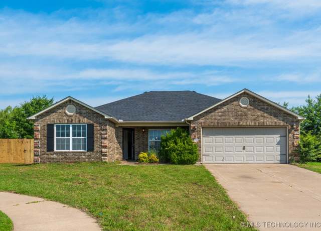 Property at 2708 W Fredericksburg St, Broken Arrow, OK 74011, 4 beds, 2 baths